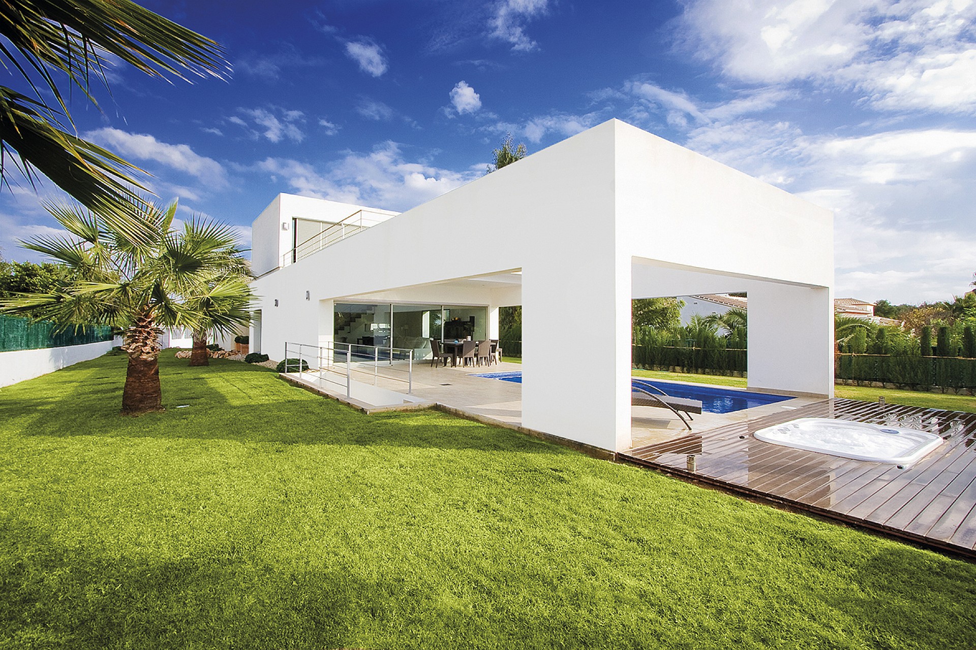 Strakke witte villa met tuin en zwembad