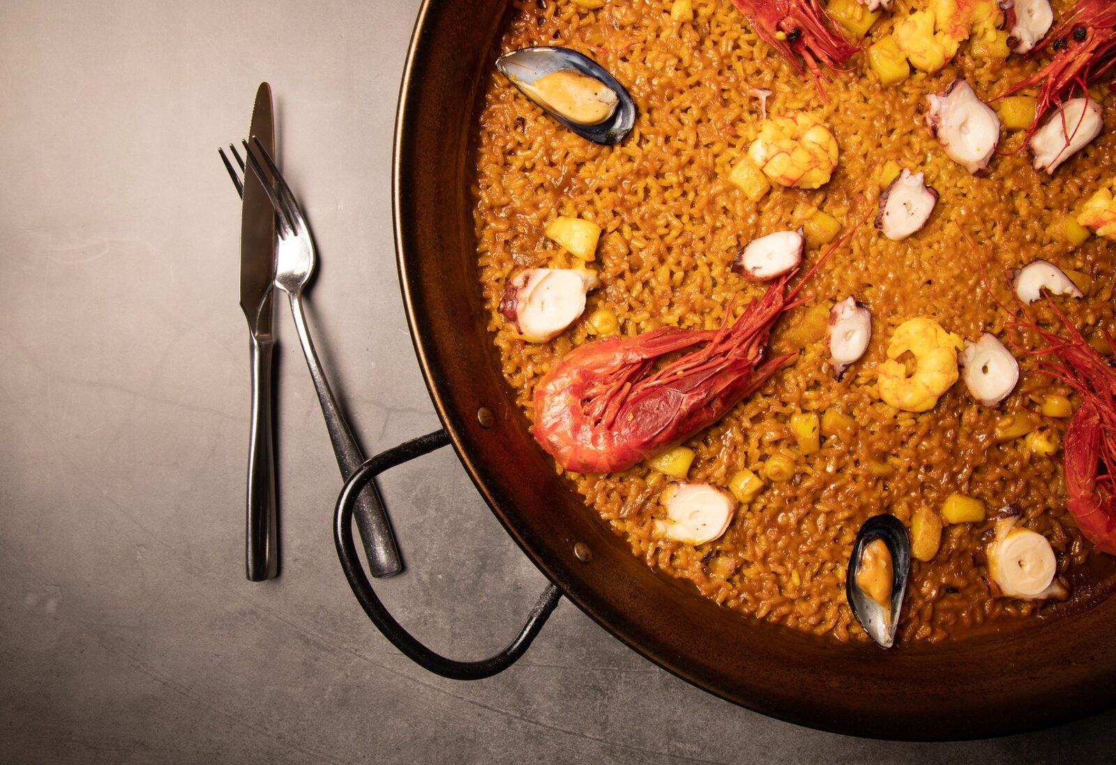 Een paella met zeevruchten van La Fontana