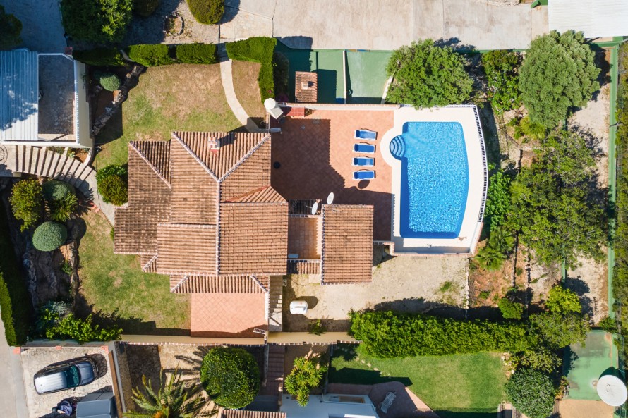 3 Bedrooms - — 35/40