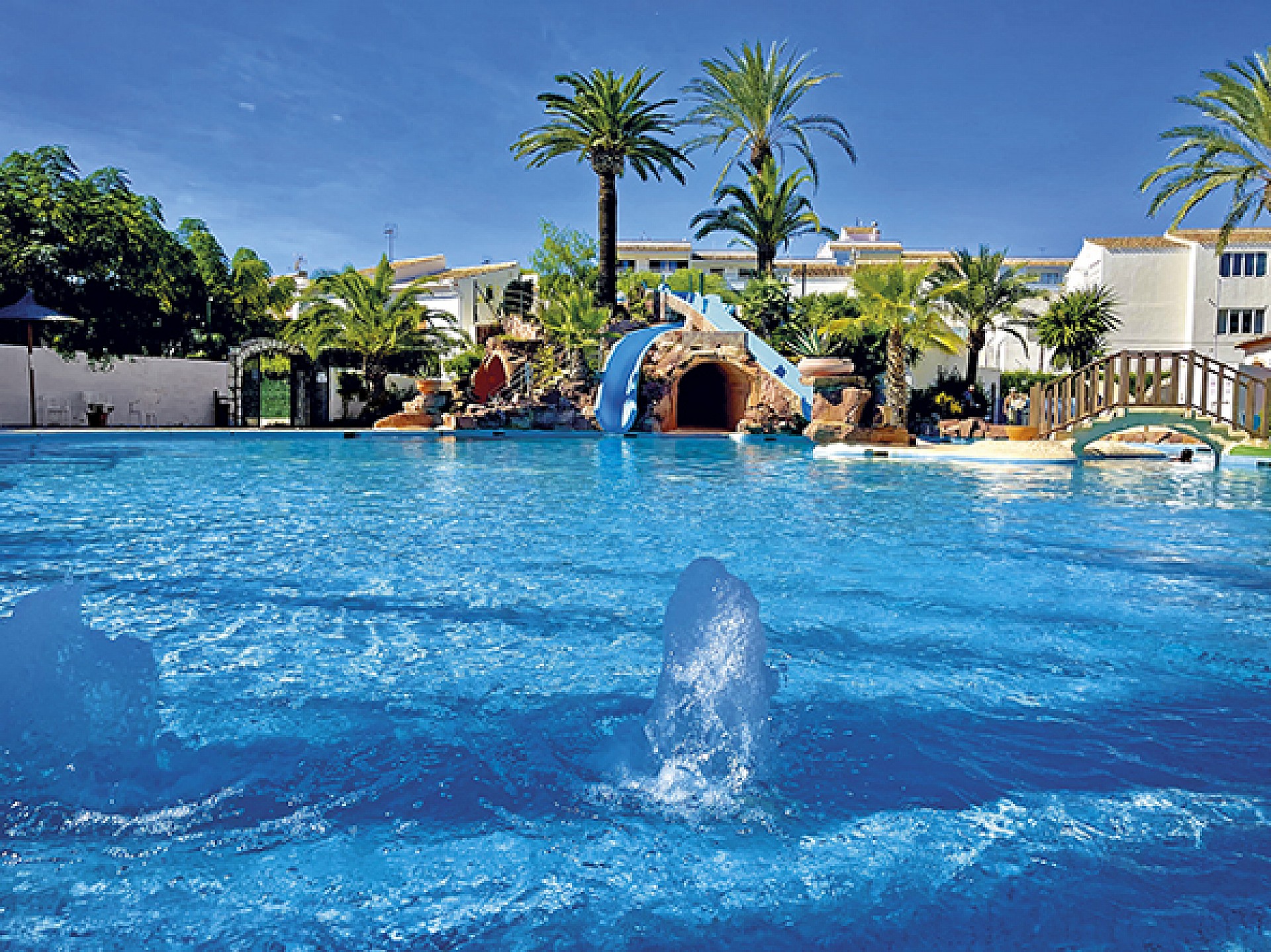 The communal pool at Parque Cala Blanca