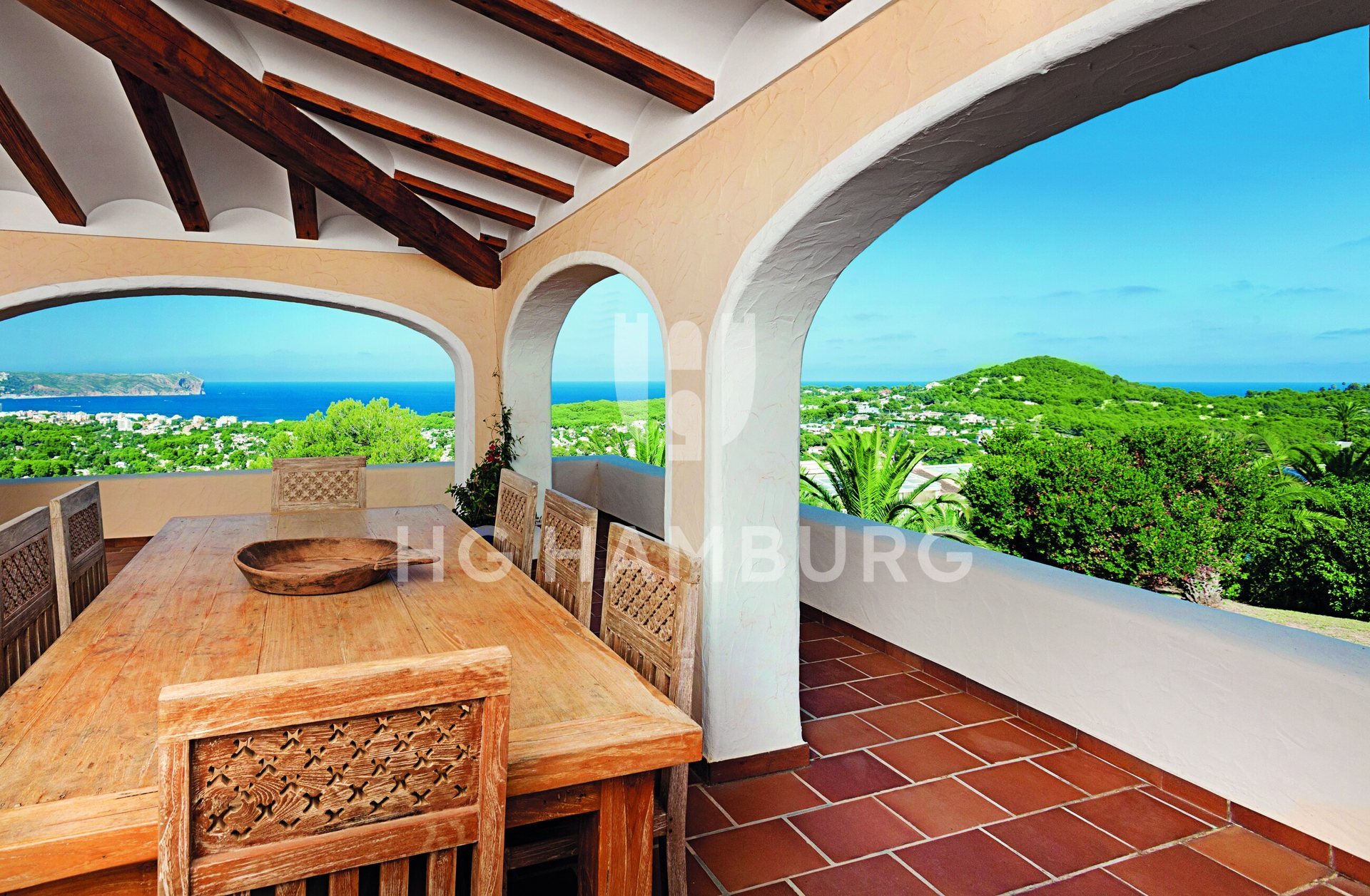 Arcaded dining area with views over the bay of Jávea (HG Hamburg advertisement in issue 317 of Class & Villas).