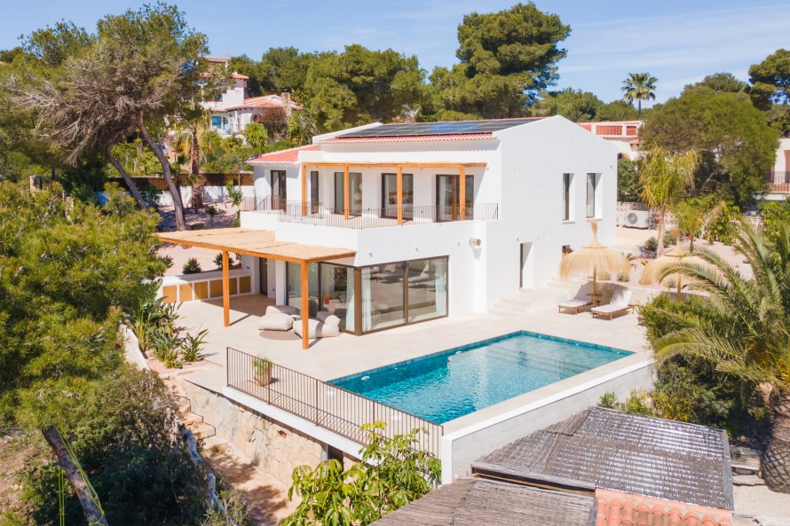4 Bedrooms - — 49/50