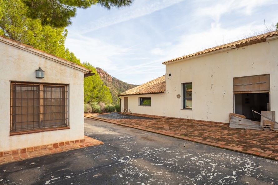 12 Bedrooms - — 4/50