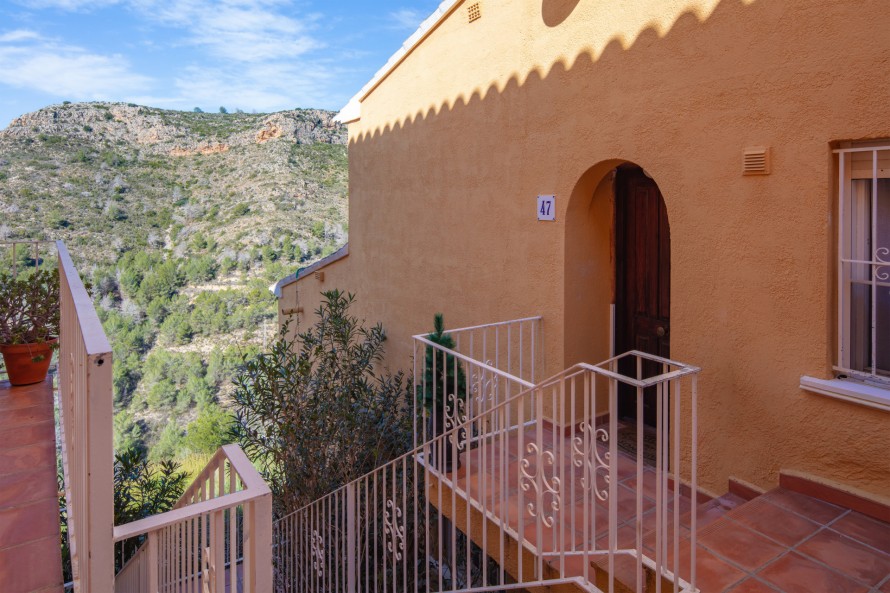 2 Bedrooms - — 16/30