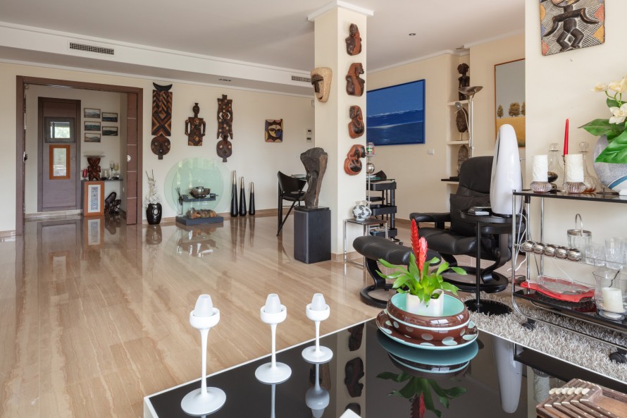 2 Bedrooms - — 8/25