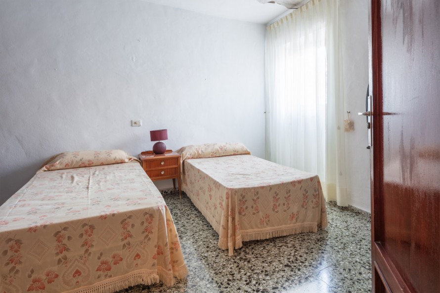 4 Bedrooms - — 12/17