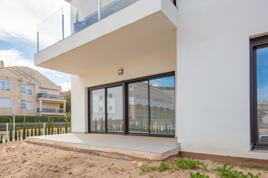 2 Bedrooms - — 18/24