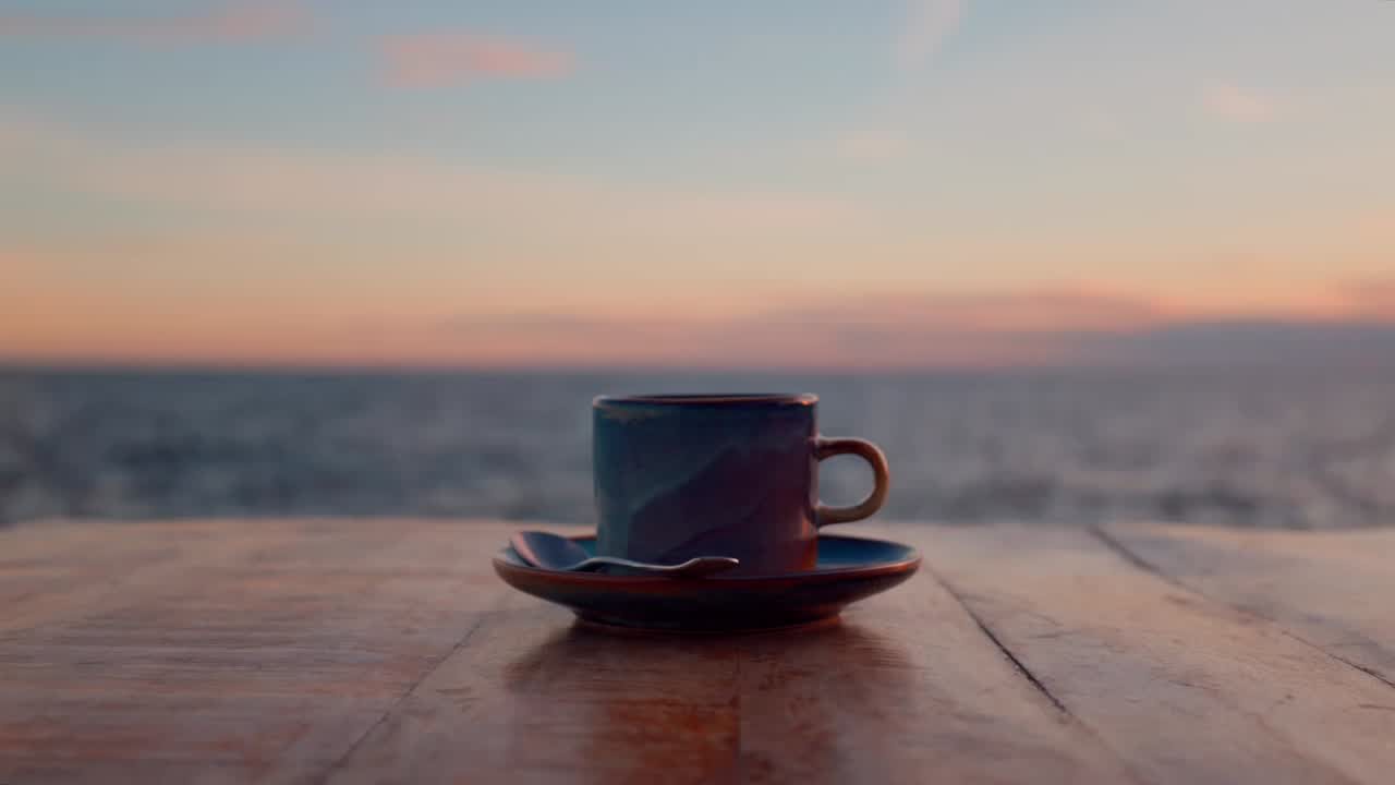 Кофе у моря на закате
