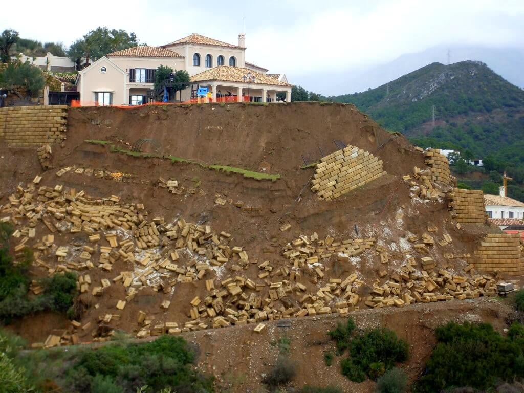 Un talud hundido bajo una vivienda
