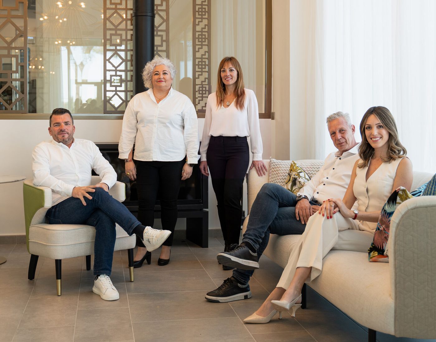 El equipo: Oliver Koch y Maeva Varlet, fundadores; Tomás Crisóstomo, socio; Laura García Sancho, asesora de ventas, y Cuqui Caballero Cruañes, administración.