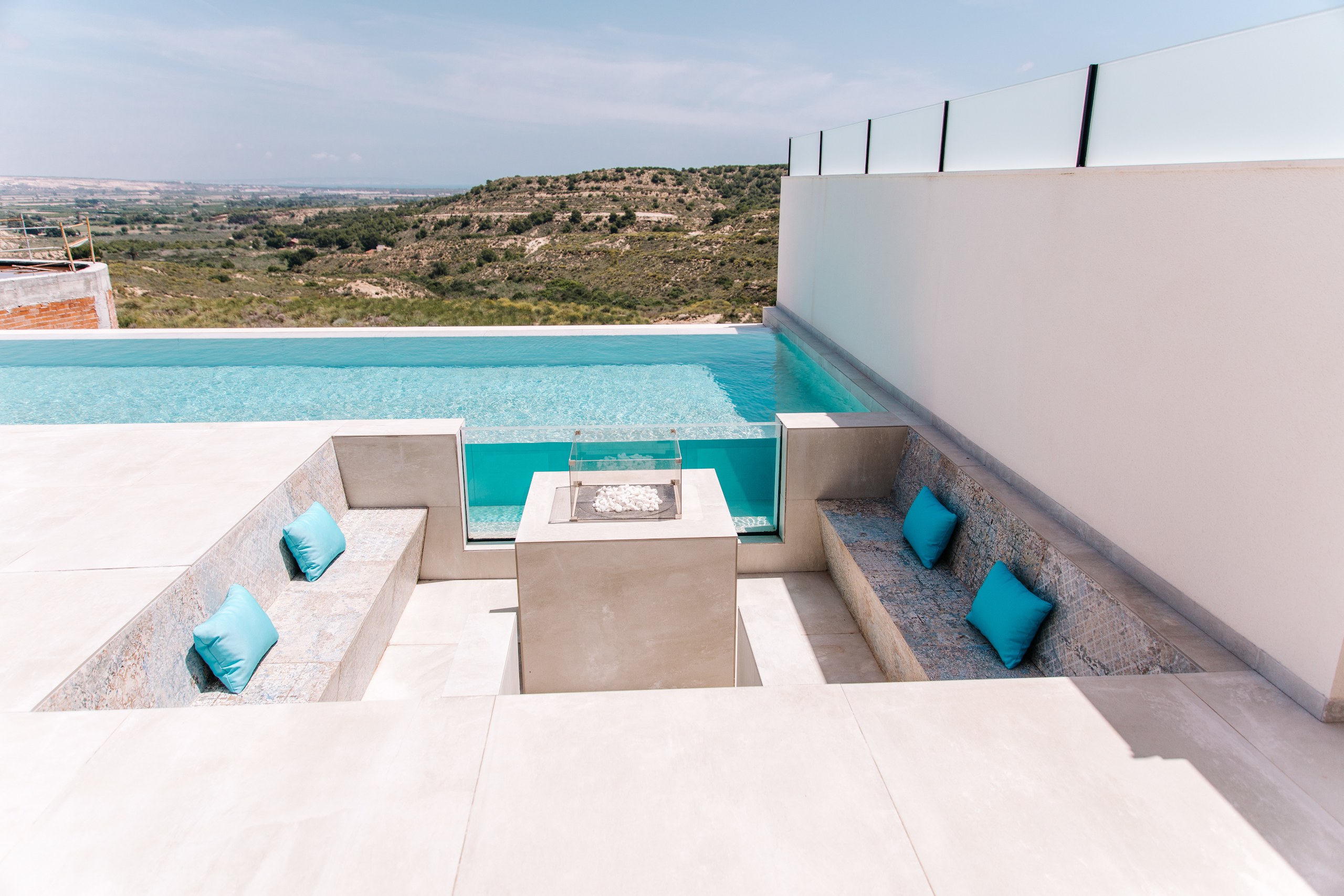 Terrasse avec piscine et vue