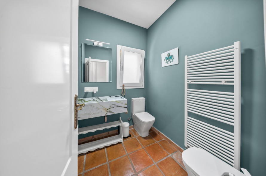 5 Bedrooms - — 18/39