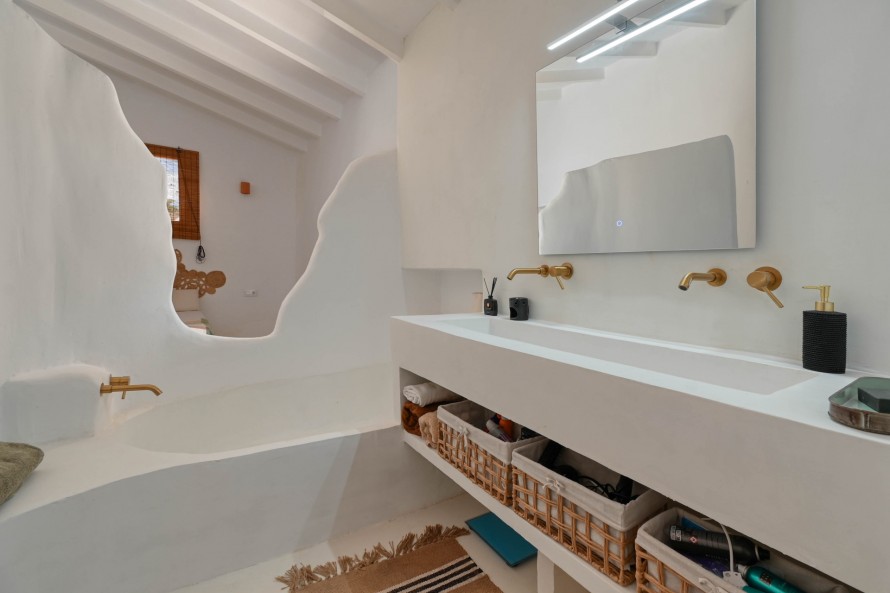 4 Bedrooms - — 12/43