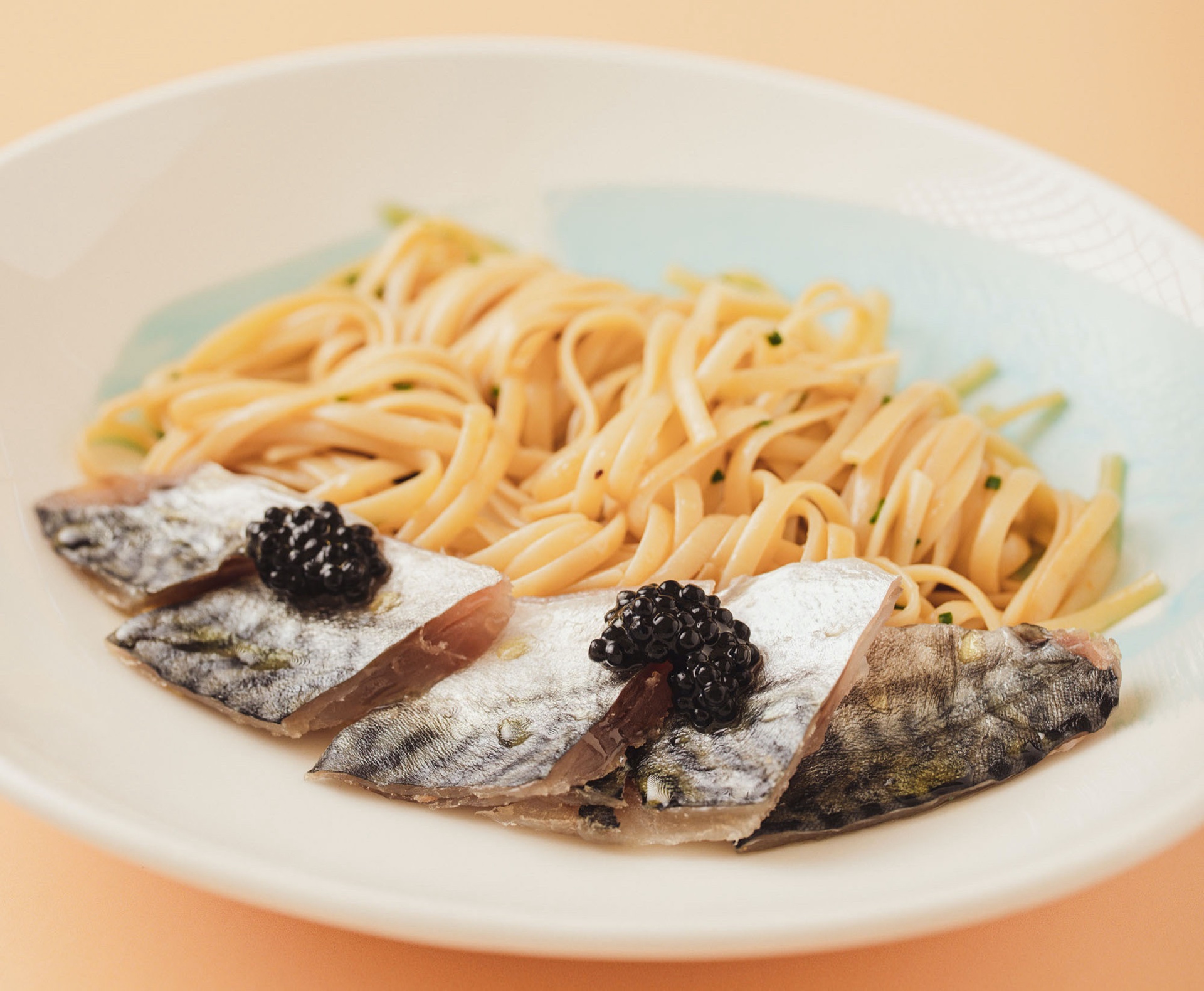 Teller Pasta mit mariniertem Fisch und Kaviar