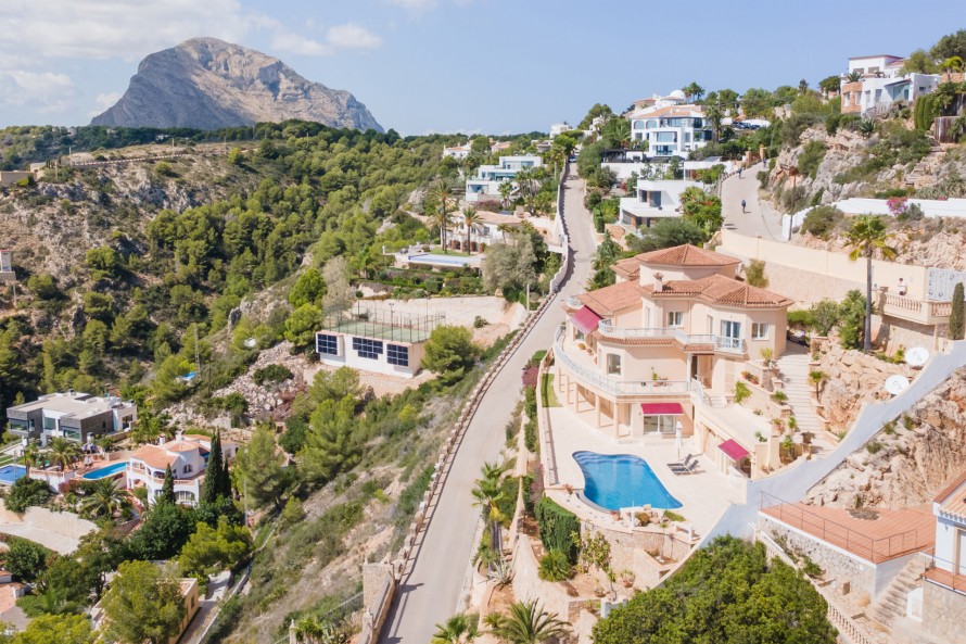 6 Bedrooms - — 34/35