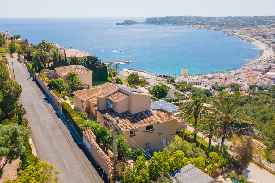 5 Bedrooms - — 50/50