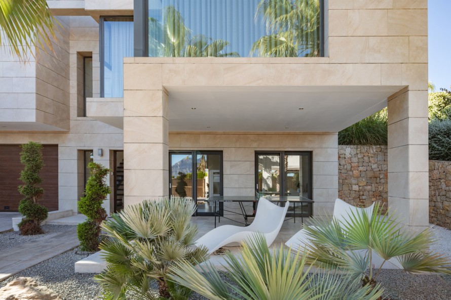 4 Bedrooms - — 2/25