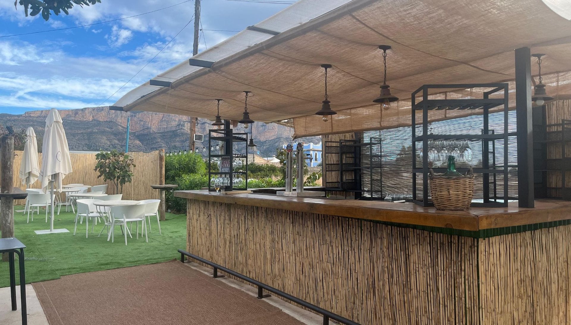 Le bar de la terrasse, avec le Montgó en fond