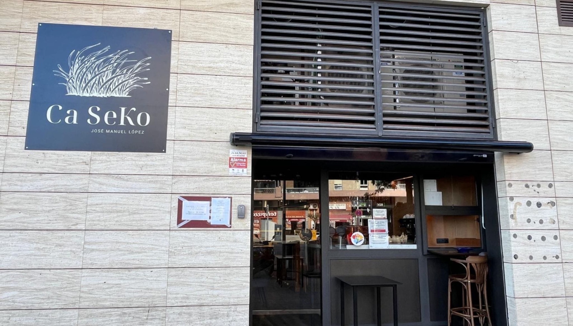 Fassade des Restaurants Ca SeKo mit Schild und Eingang