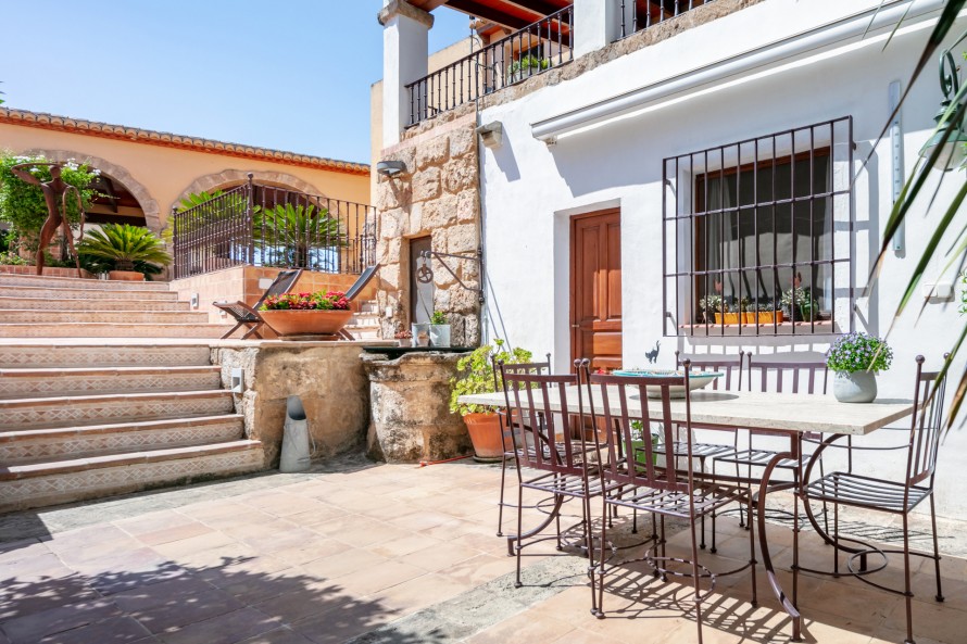 5 Bedrooms - — 27/28