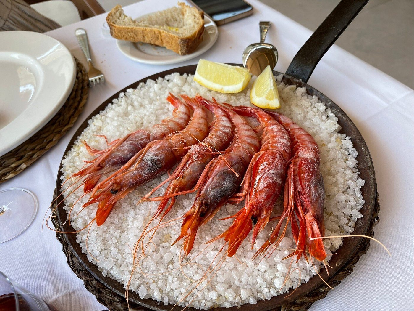 Красная креветка на соли