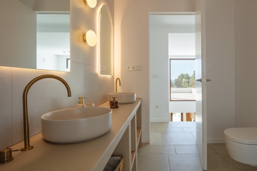 4 Bedrooms - — 30/50