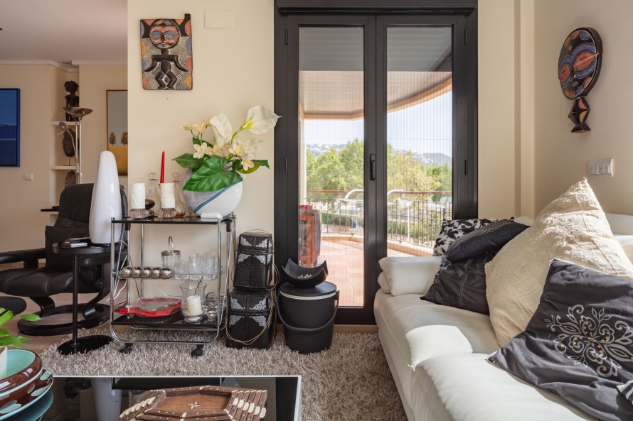 2 Bedrooms - — 4/25