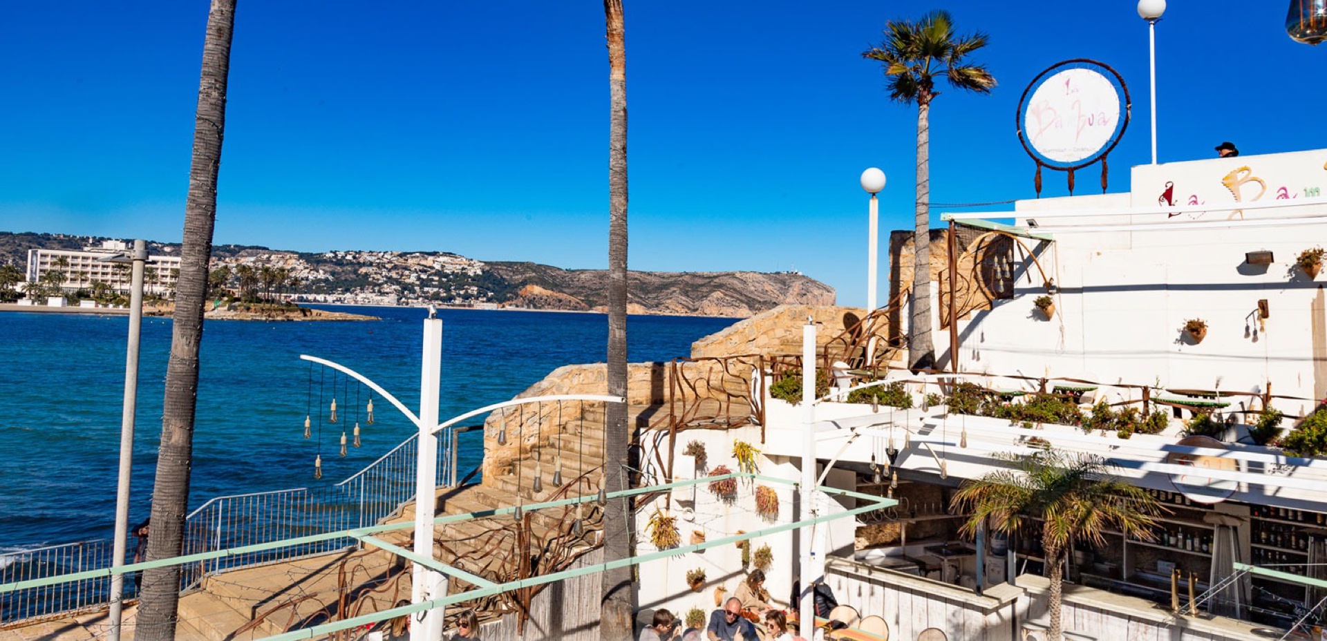 Terrasse von La Bambula am Meer mit der Bucht im Hintergrund