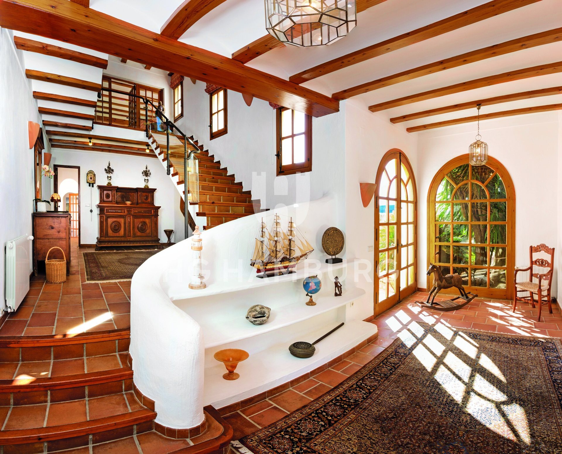 Entrance hall with wooden beams (issue 317)