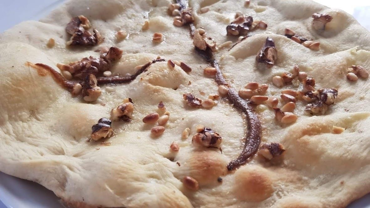 Coca aux anchois, pignons et noix