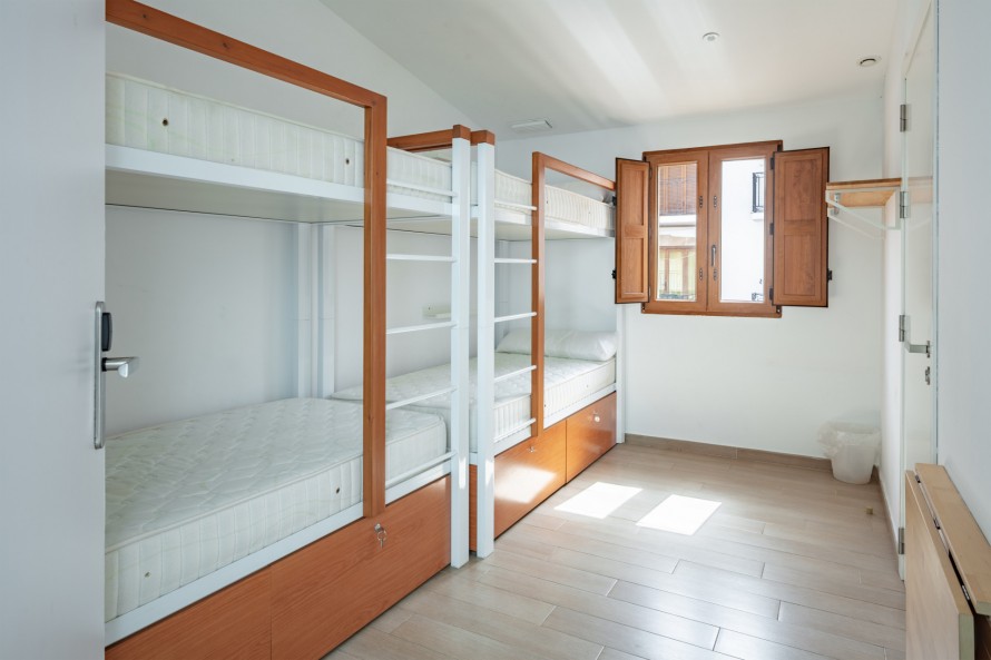 8 Slaapkamers - — 24/43