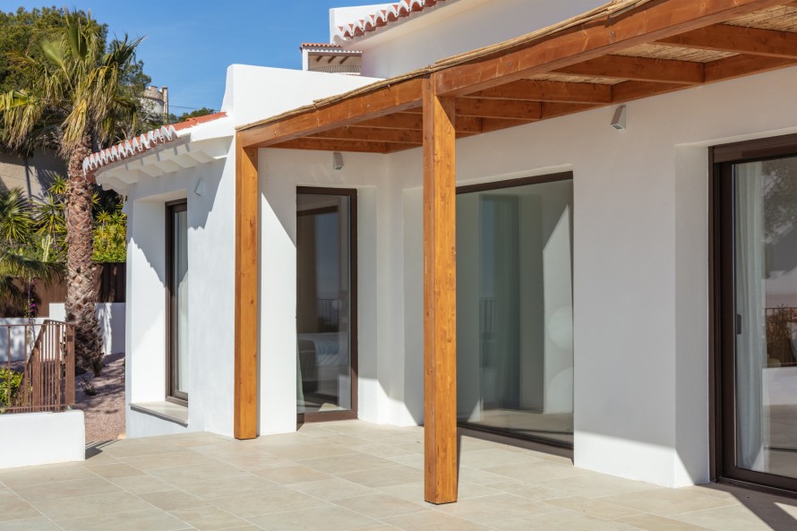4 Bedrooms - — 45/50