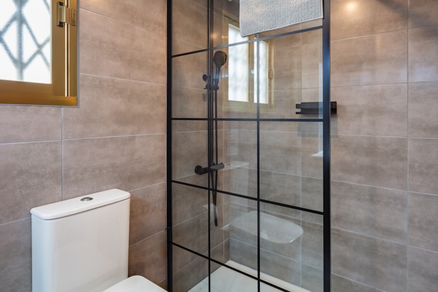 2 Bedrooms - — 19/21