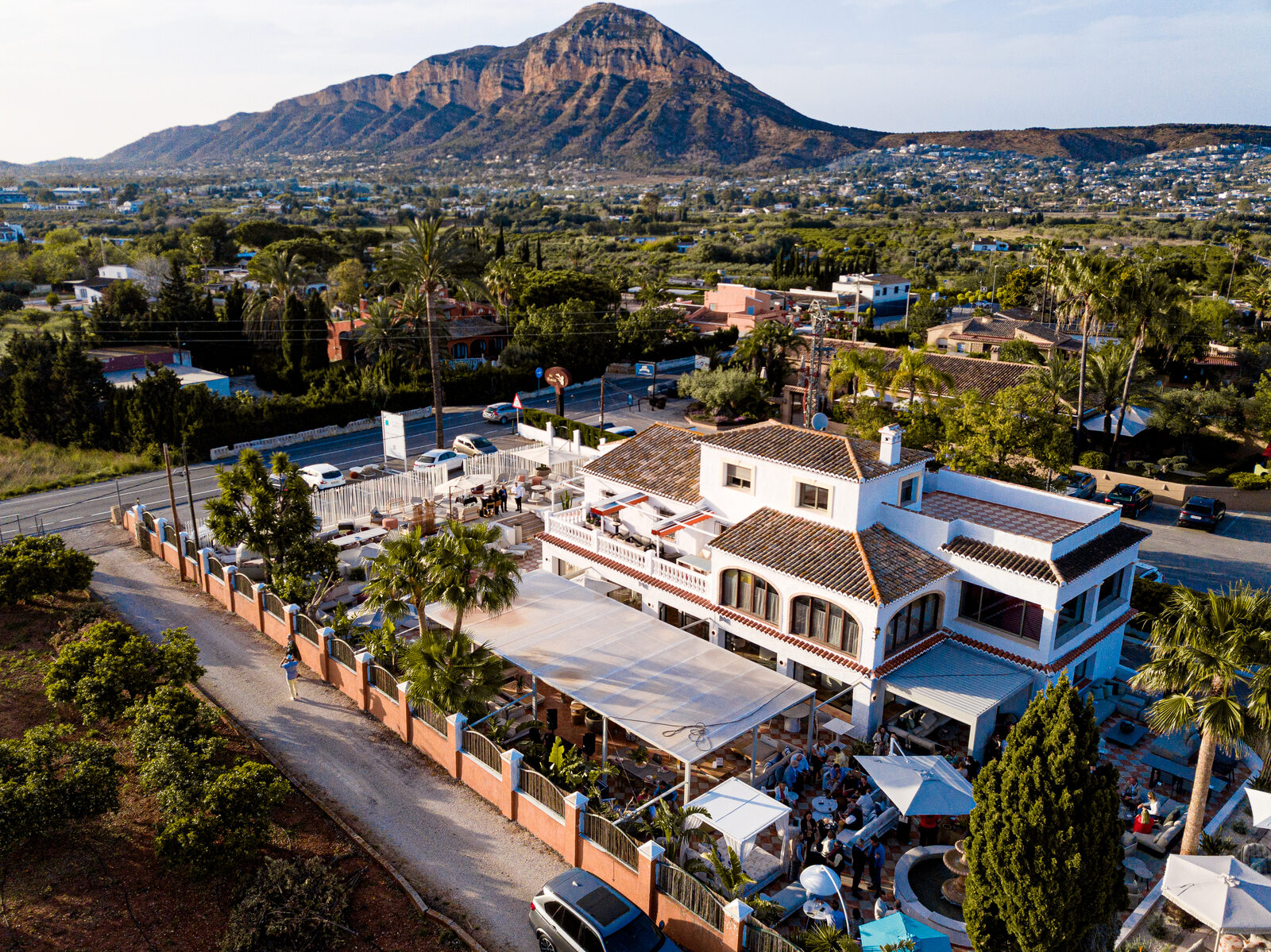 Das Geschäft in Jávea, im Hintergrund der Montgó