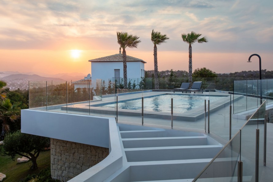 4 Bedrooms - — 14/18