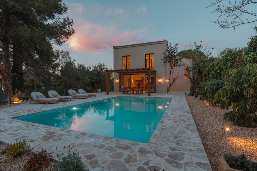 5 Bedrooms - — 44/48