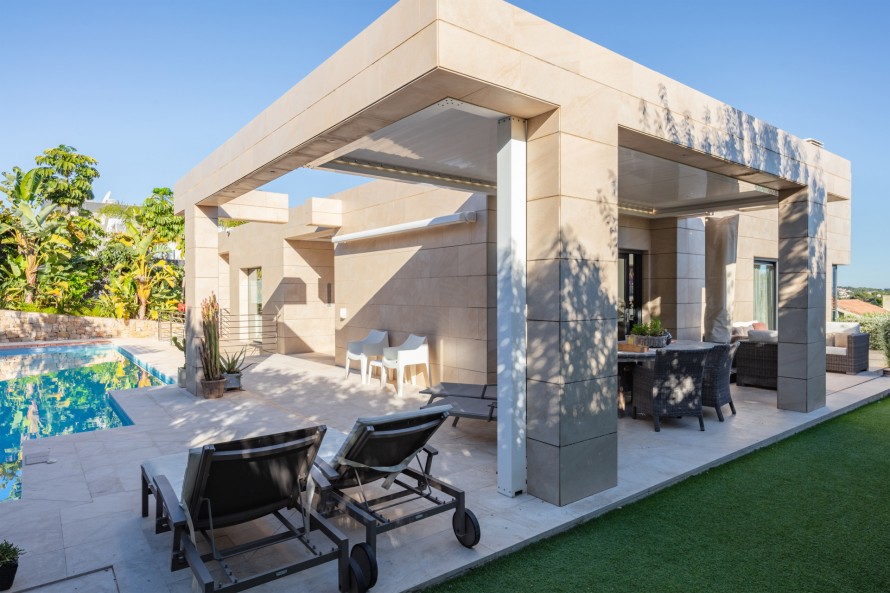 4 Bedrooms - — 12/25