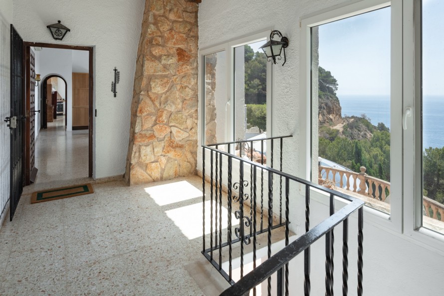 5 Bedrooms - — 25/34