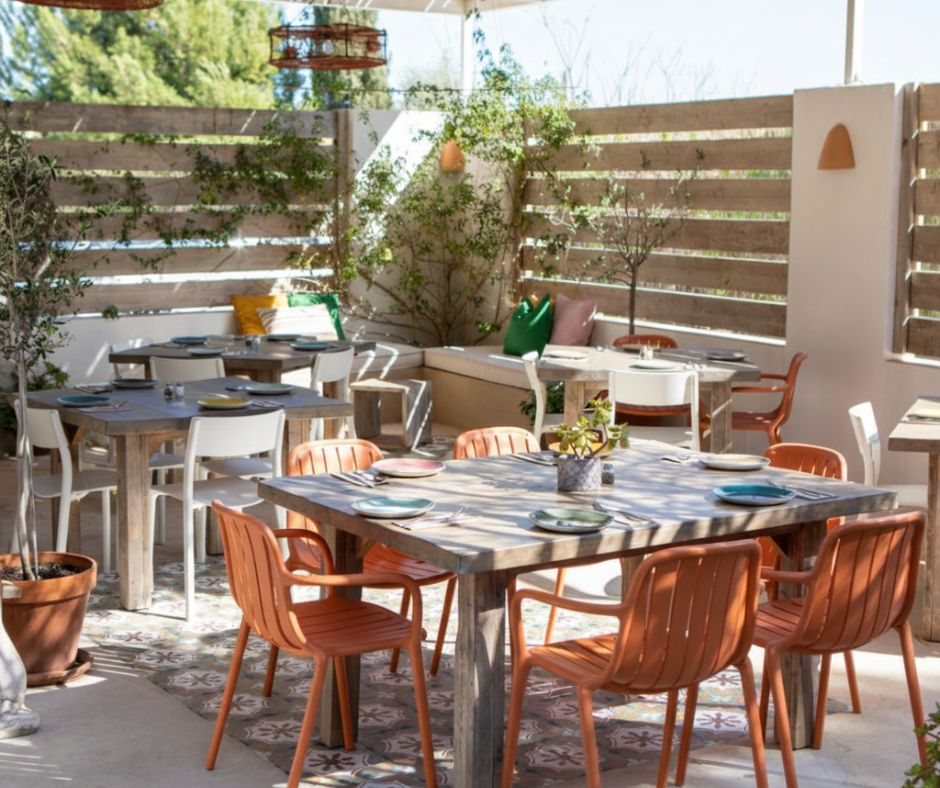 La terrasse de La Casa della Pasta, avec ses tables entre les plantes et sa pergola