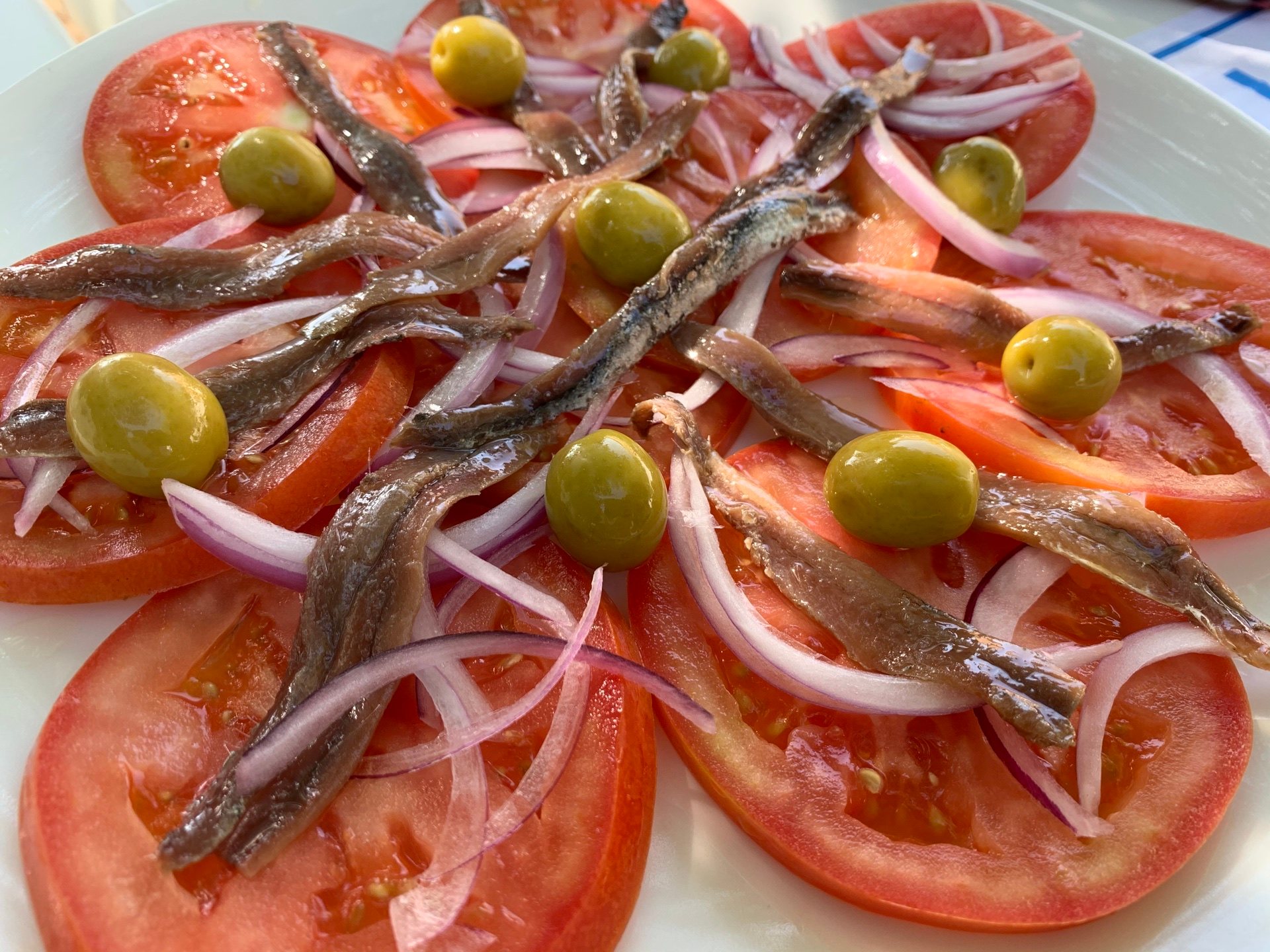 Помидоры с анчоусами и оливками