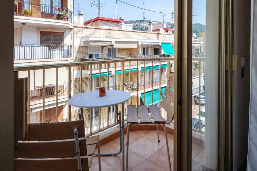 2 Bedrooms - — 4/21