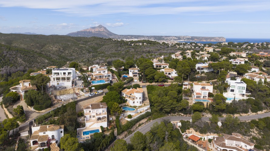5 Bedrooms - — 38/39