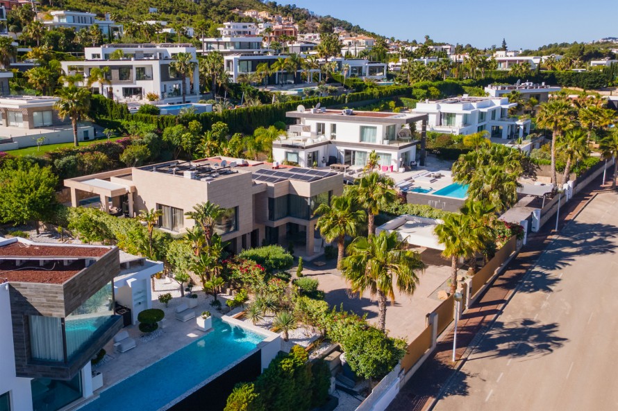 4 Bedrooms - — 24/25