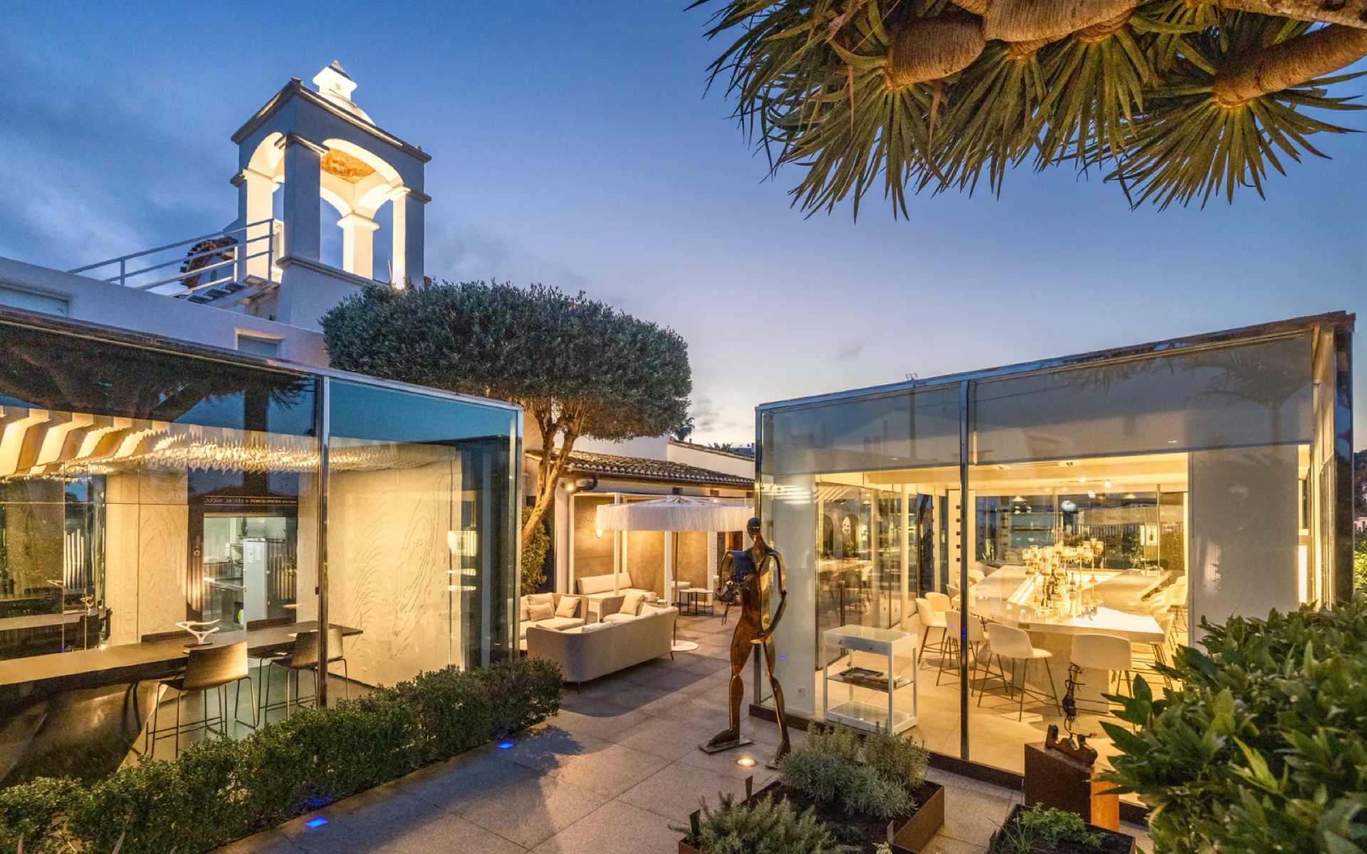 Terrasse und verglaster Speiseraum des Restaurants in der Dämmerung