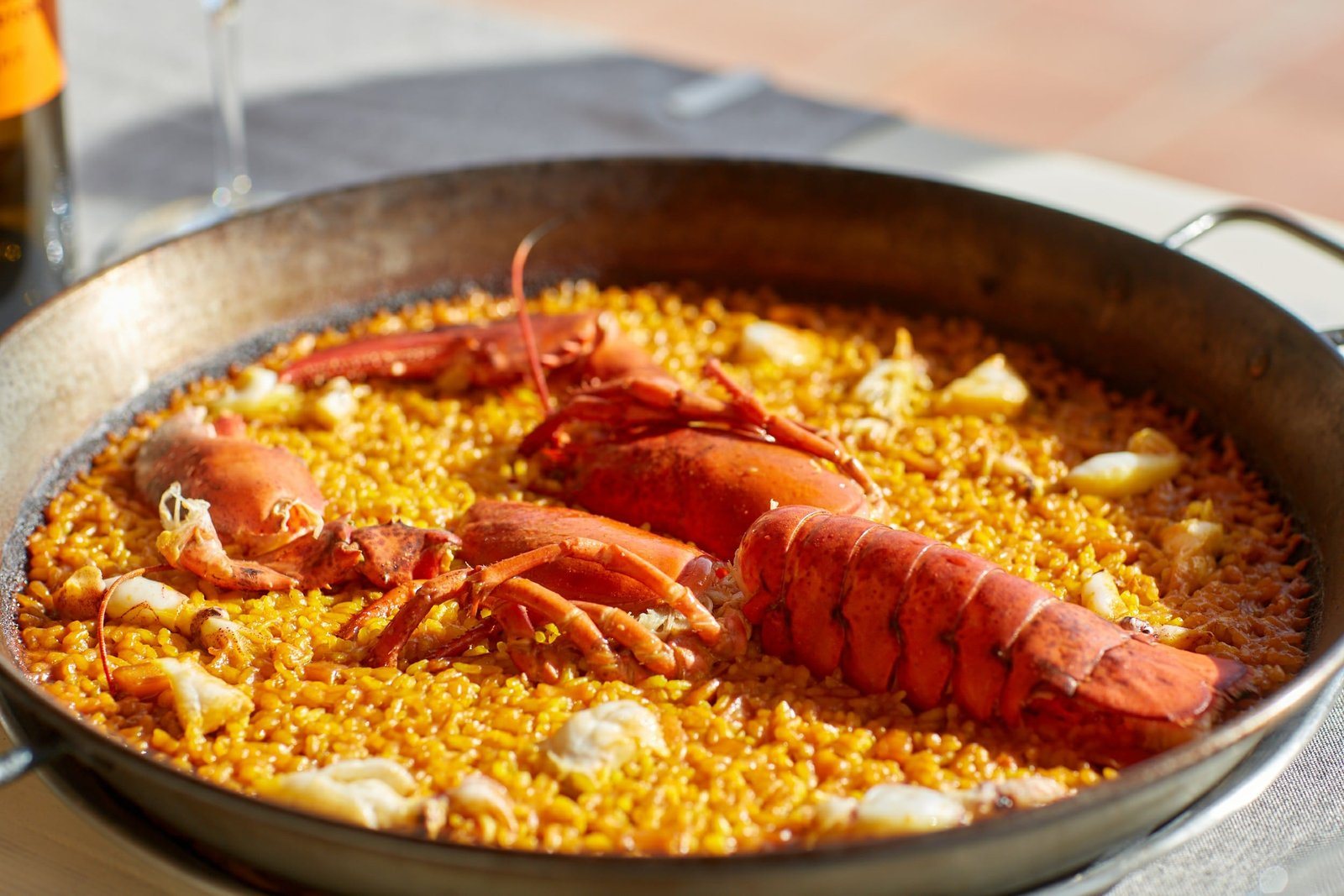Paella au homard, l'un de leurs plats phares