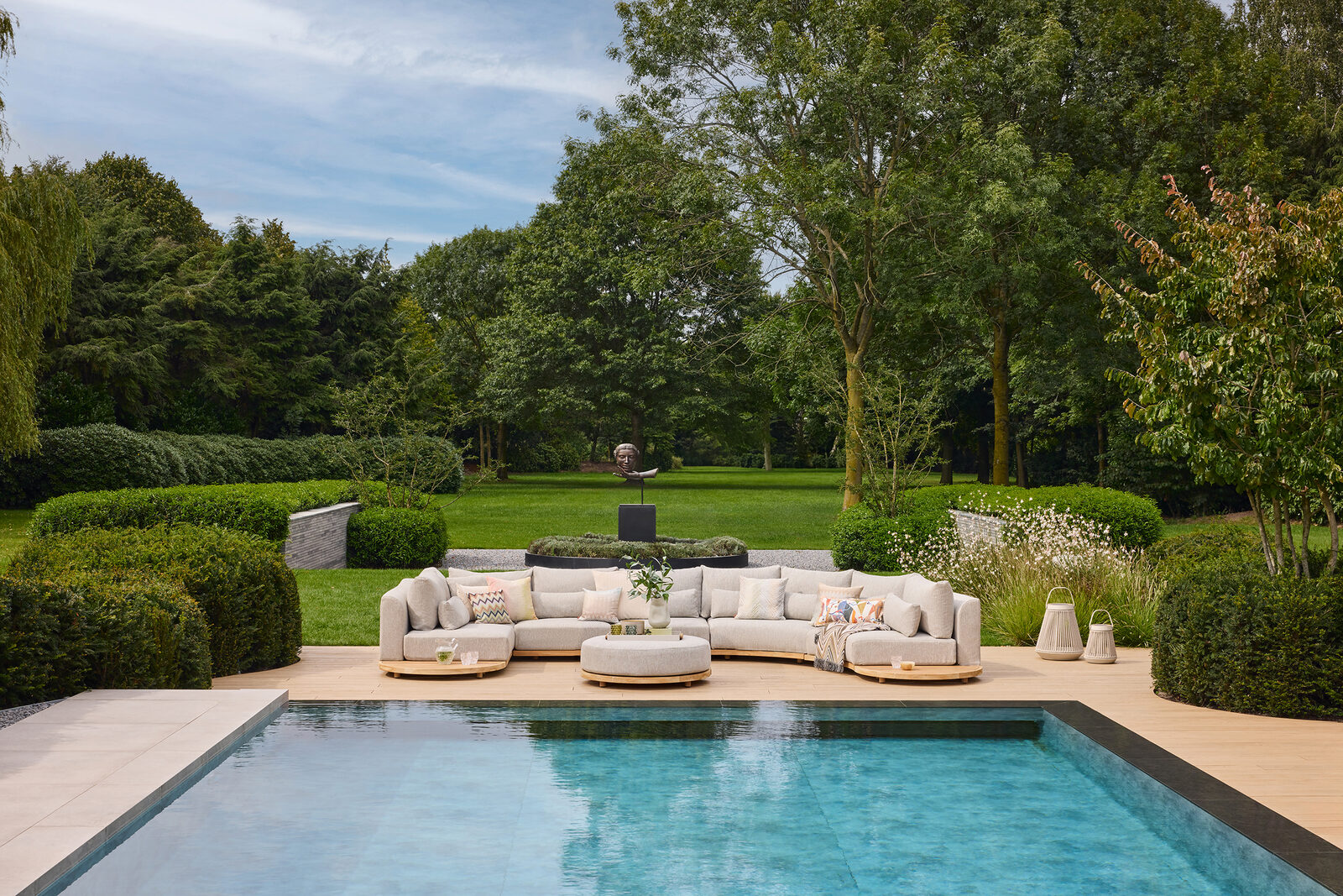 Ensemble Aspen et Eden de SUNS au bord d'une piscine, dans un jardin