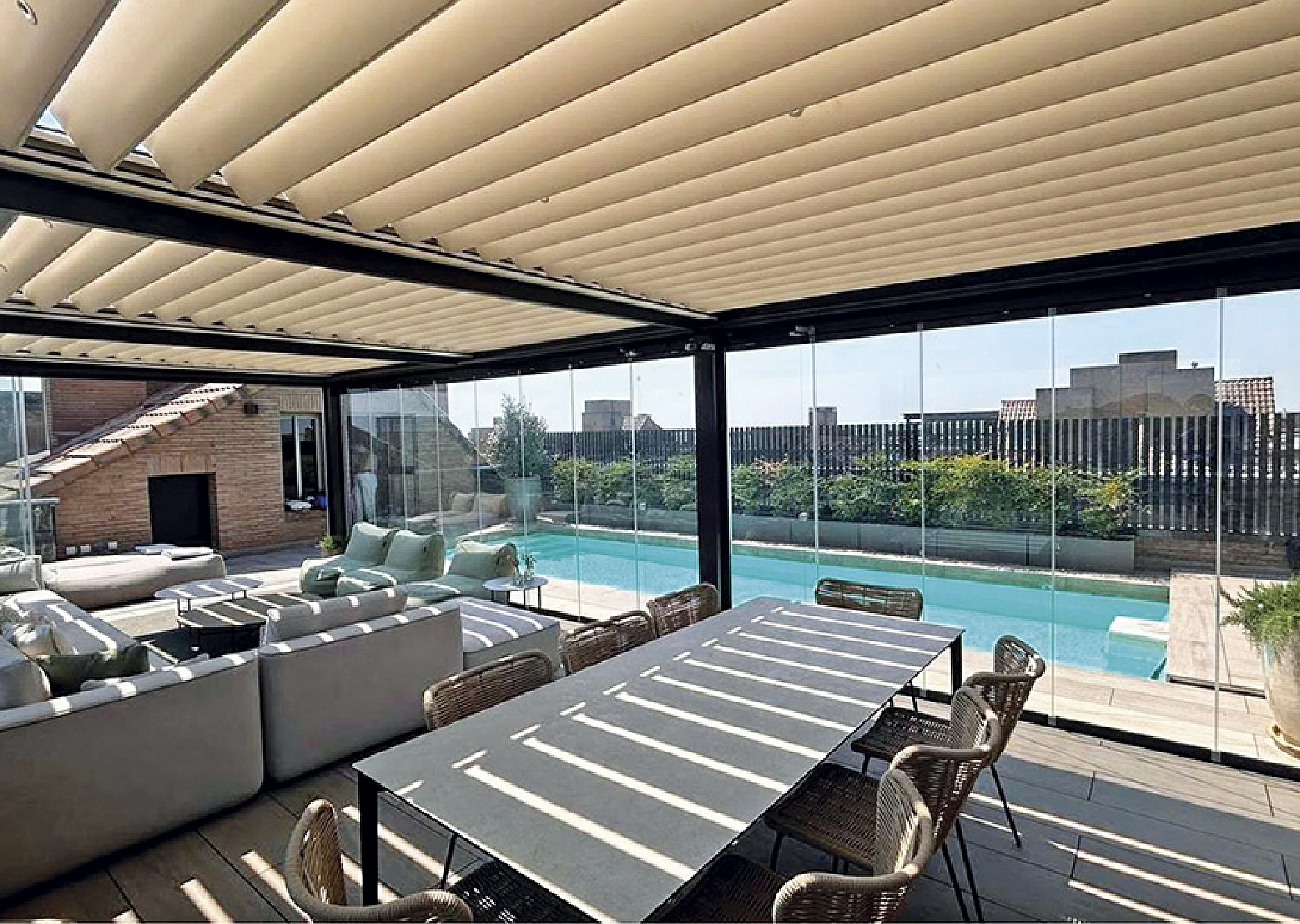 Bioklimatische pergola met glazen wanden naast een zwembad