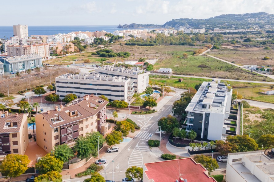 2 Bedrooms - — 22/23