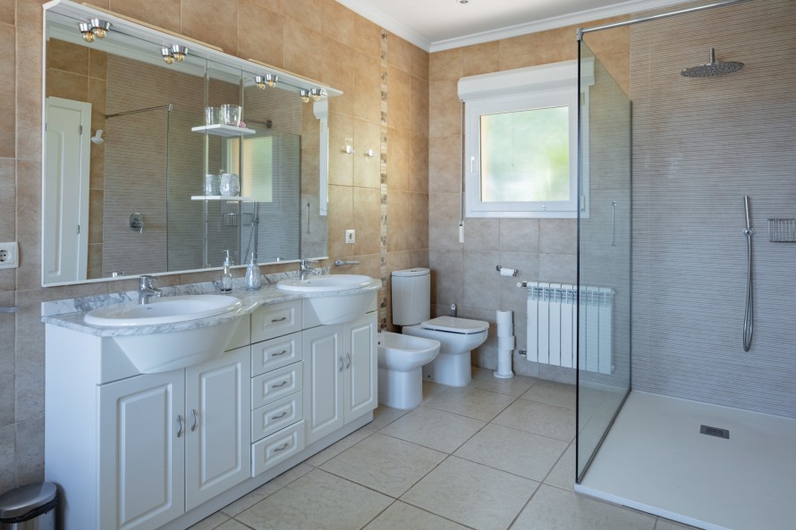 4 Bedrooms - — 24/36