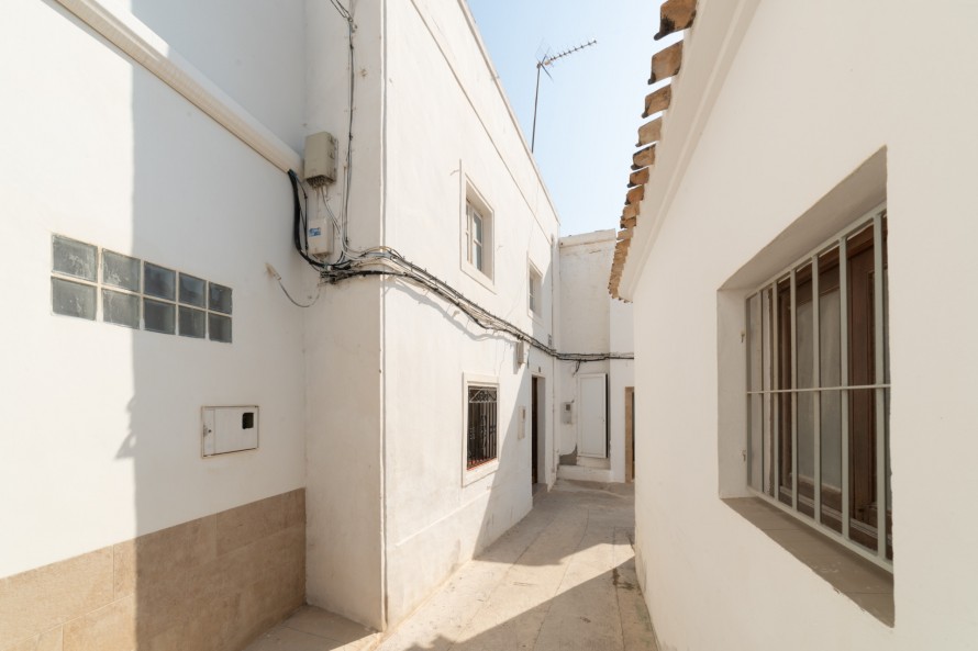 5 Bedrooms - — 20/20
